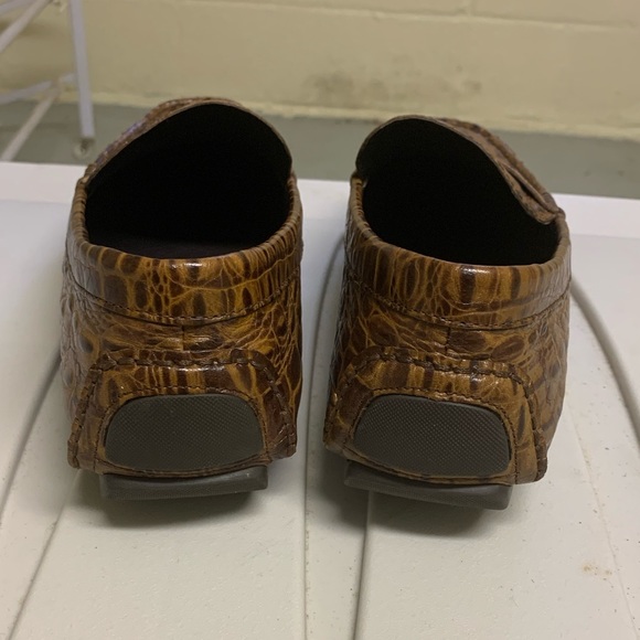 Donald J Pliner croc print casual shoes